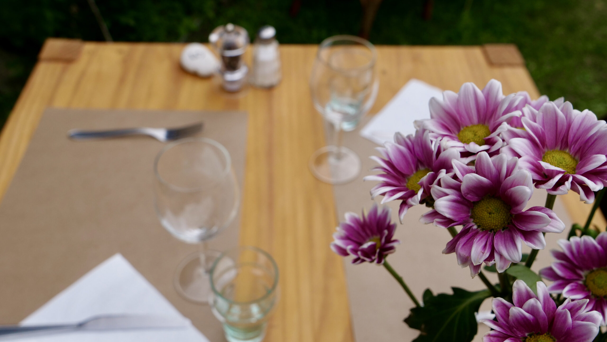 Table de la buvette de l'atelier du mayen de mase avec fleurs du jardin